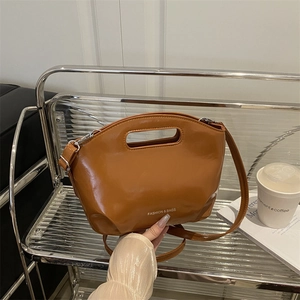 Sac cabas en cuir marron avec poignées découpées et bandoulière pour le quotidien