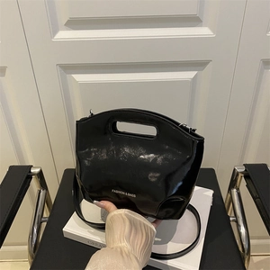 Grand sac cabas en cuir verni noir brillant avec texte argenté et poignée découpée