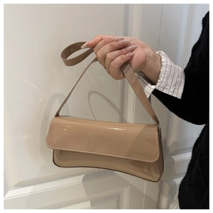Gros plan du sac baguette en cuir verni kaki avec une finition brillante et un rabat