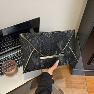 Pochette enveloppe élégante en cuir serpent noir avec fermoir en métal doré chic