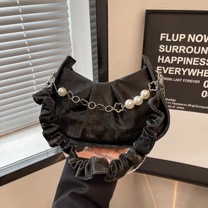 Sac nuage en velours noir de style français avec plis et chaîne décorative en perles