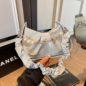 Sac nuage plissé argenté chic avec chaîne élégante en perles et fleurs dorées