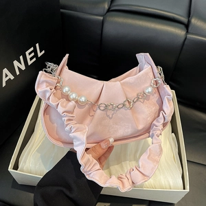 Sac à main nuage rose en satin plissé avec chaîne de perles et de fleurs