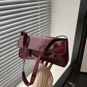 Sac baguette en cuir verni bordeaux brillant avec un design minimaliste à rabat