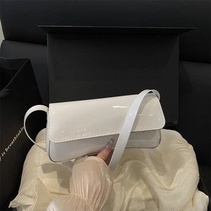 Sac baguette blanc élégant en cuir verni avec rabat et finition brillante moderne