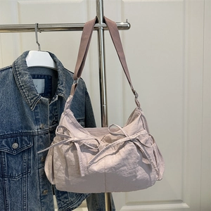 Sac fourre-tout en nylon plissé lilas avec nœuds décoratifs et bandoulière réglable