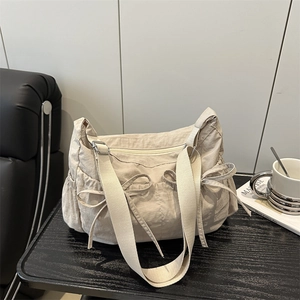 Sac cabas plissé minimaliste beige en nylon avec nœud et bandoulière réglable