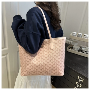 Vue latérale du sac cabas beige avec jacquard lettre M et bandoulière longue