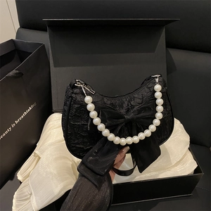 Sac hobo noir élégant avec grand nœud en satin et bandoulière en perles fines