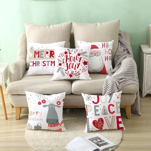 Weihnachtskissenbezüge mit Rentier und Weihnachtsmann auf einem modernen Sofa