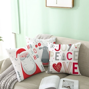 Dreiteiliges Weihnachts-Kissenbezug-Set mit Weihnachtsmann und Rentier auf Sofa