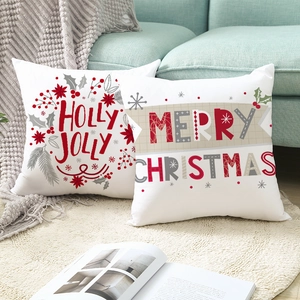 Weihnachtskissenbezüge mit Holly Jolly- und Merry Christmas-Druck auf dem Sofa