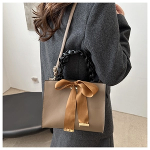 Sac de mariée en cuir marron avec nœud en satin, poignée tressée et détails dorés