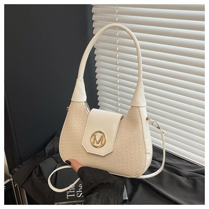 Détail du sac bandoulière en PU tissé blanc avec boucle dorée M sur tissu noir