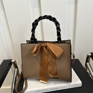 Sac à main carré marron élégant avec poignée tressée noire et détail de nœud en soie chic