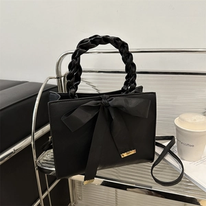 Sac à main élégant en cuir noir avec poignée tressée et grand nœud pour les mariages