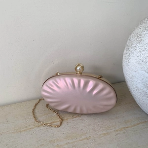 Pink shell-shaped clutch bag with gold chain and pearl clasp for wedding party