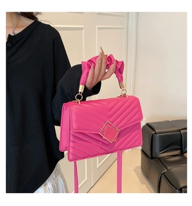 Sac à main rose fuchsia matelassé avec poignées plissées et détails dorés élégants