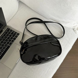 Sac bandoulière en cuir verni noir brillant pour femme avec fermeture éclair dorée chic