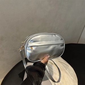 Sac bandoulière argenté métallisé pour femme avec détails dorés et bandoulière longue