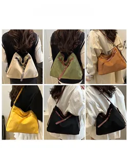 Vue multi-angle de grands sacs cabas en daim en cinq couleurs rétro avec clous