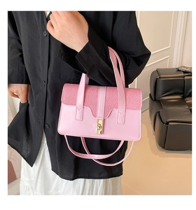 Sac à main rose avec fermoir doré rotatif et rabat en tissu texturé élégant