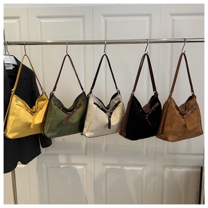 Détail de sacs cabas en daim vintage en cinq couleurs avec boucles en cuir élégantes