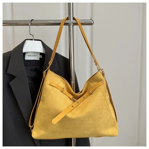 Détail du grand sac cabas jaune en texture suédée avec boucles de ceinture réglables