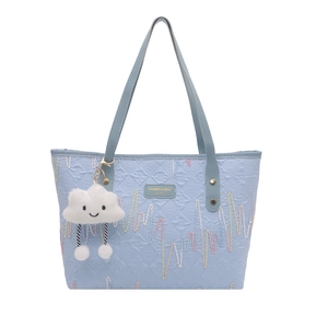 Borsa tote celeste con trama geometrica e ciondolo a nuvola vista frontale completa