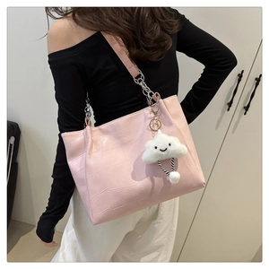 Rosa gesteppte Shopper Tasche mit silberner Kette und weißem Wolkenanhänger Detail