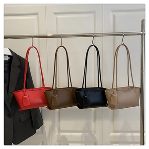 Plusieurs couleurs de sacs cabas vintage, dont le rouge, le marron, le noir et le kaki
