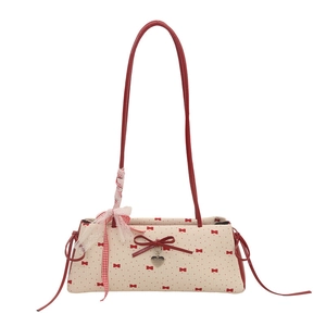 Sac à bandoulière imprimé nœuds avec rubans rouges et pendentif cœur sur blanc