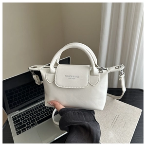 Dettaglio della borsa a mano bianca in pelle con fibbie argentate e logo moda