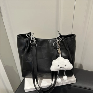 Japanische minimalistische schwarze Leder-Shopper mit Patchwork und Wolkenanhänger