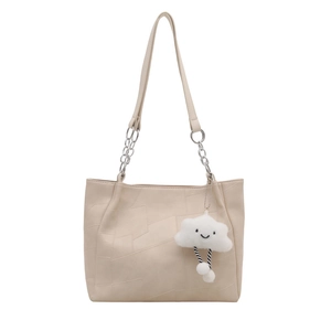 Minimalistische beige Tragetasche aus weichem Leder mit Ziernähten und Wolkenanhänger