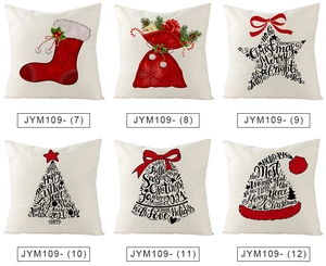 Dettaglio di sei federe natalizie con campanelle festive e scritte in rosso su fondo beige