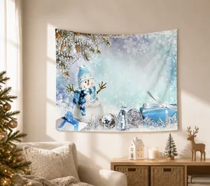 Détail de la tapisserie de Noël avec bonhomme de neige, écharpe bleue, flocons et clochettes