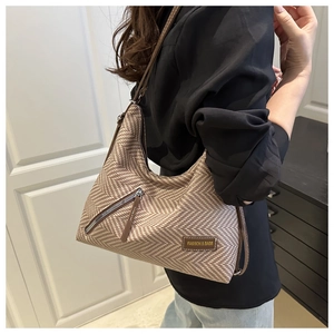 Détail du grand sac cabas en tissu à chevrons marron avec poche à fermeture éclair