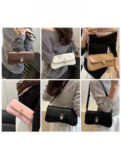 Collage de mannequins portant des sacs à bandoulière vintage avec base incurvée et boucle dorée