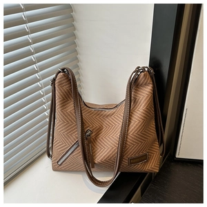 Détail du sac cabas marron à chevrons avec sangles en cuir et poche zippée pratique