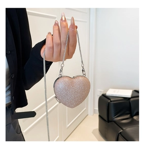 Dettaglio borsa da sera a cuore con paillettes rosa e tracolla a catena rimovibile