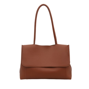 Borsa tote vintage marrone minimalista con tracolla lunga su sfondo bianco neutro