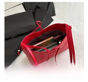 Innenansicht der roten Bucket Bag mit großem Fassungsvermögen und Reißverschlussfach