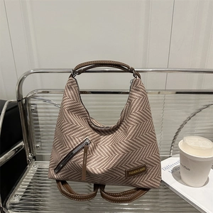 Sac à bandoulière tissé à chevrons avec lanières en cuir marron et écusson logo mode