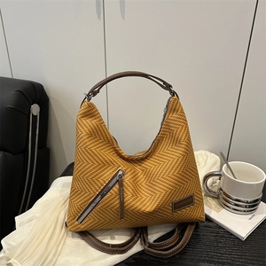 Sac hobo tissé jaune avec poignées en cuir marron et détails de fermeture éclair