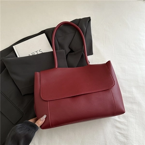 Sac fourre-tout rouge foncé minimaliste avec longues anses et grand rabat pour femme