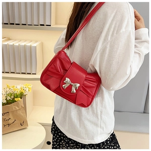 Détail du sac à main rouge avec nœud argenté et cuir PU plissé au style chic et féminin