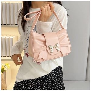 Détail du sac à bandoulière rose vintage en PU mat avec boucle noeud argentée