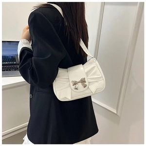 Détail du sac à bandoulière blanc avec nœud plissé et boucle en métal argenté