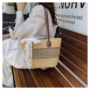 Detail der gewebten Tasche mit beigem Strickmuster und braunem Ledergriff